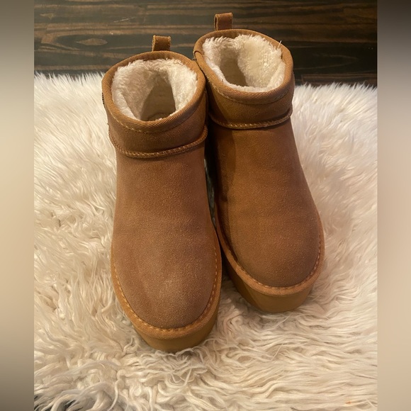 Platform boots faux fur lined. size 8.5 - Picture 4 of 5